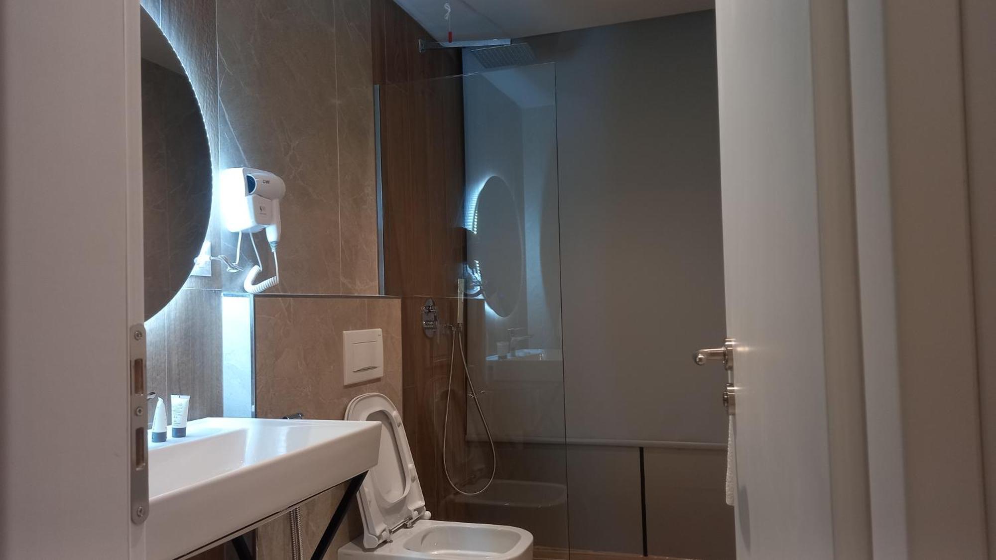 Hotel Aglon Vlorë Екстериор снимка