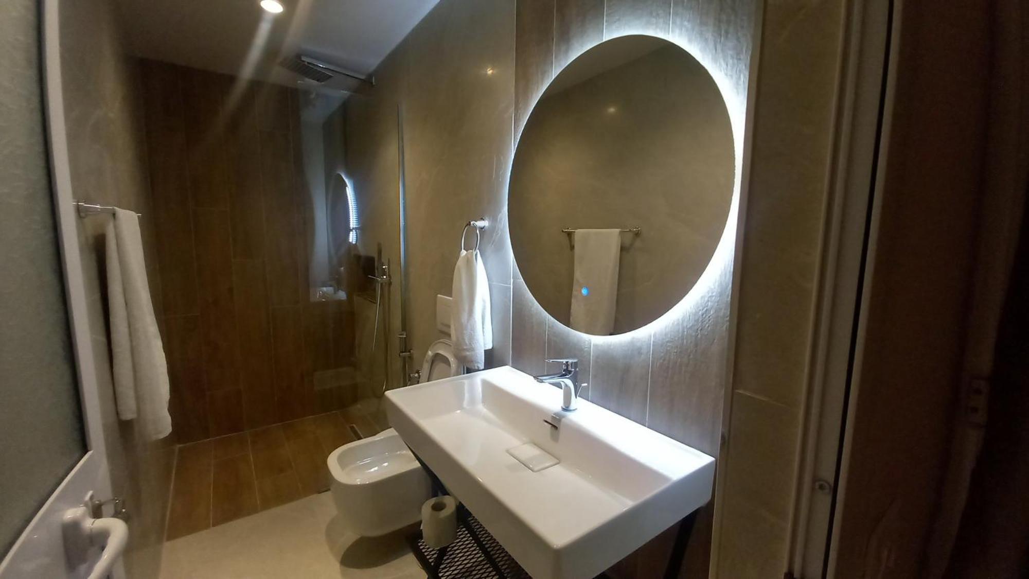 Hotel Aglon Vlorë Екстериор снимка