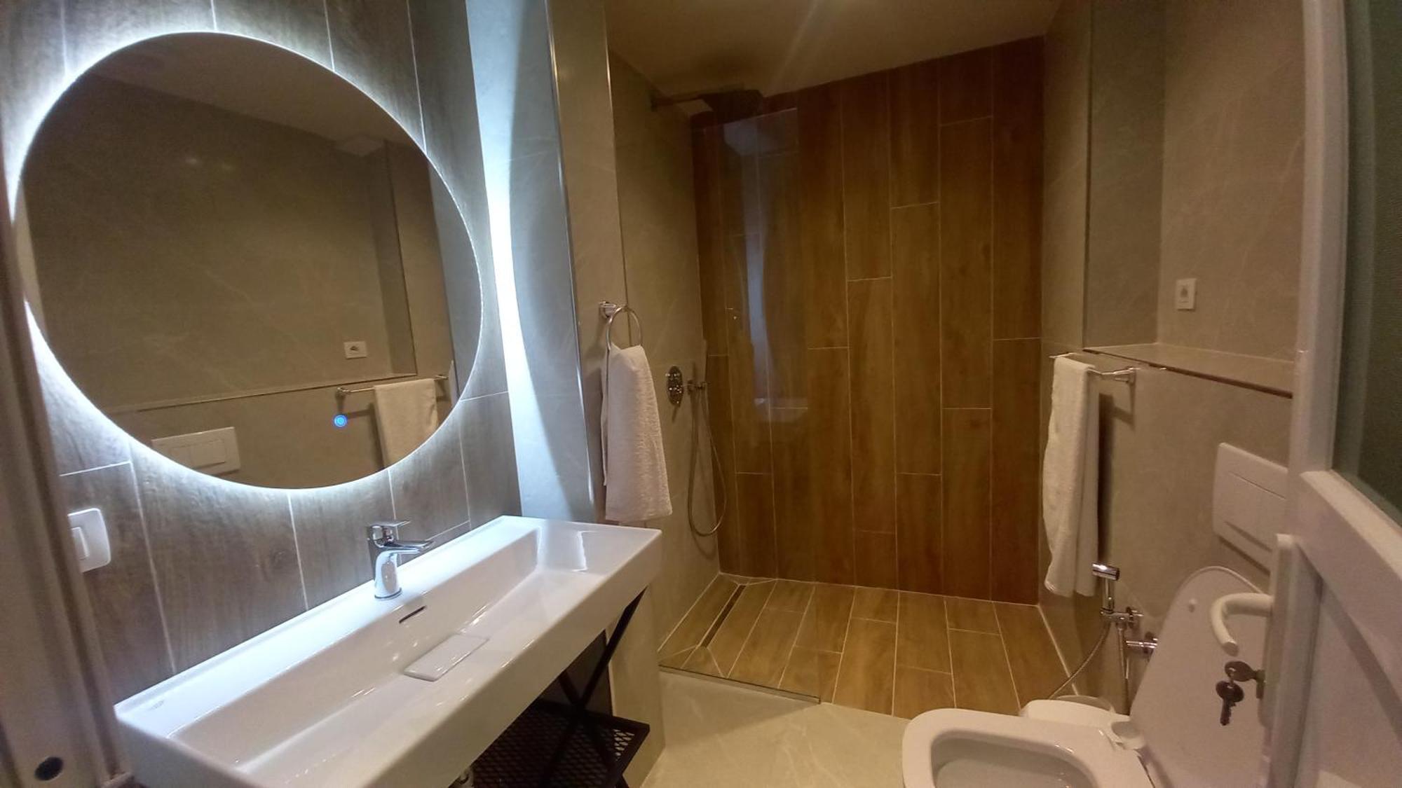 Hotel Aglon Vlorë Екстериор снимка