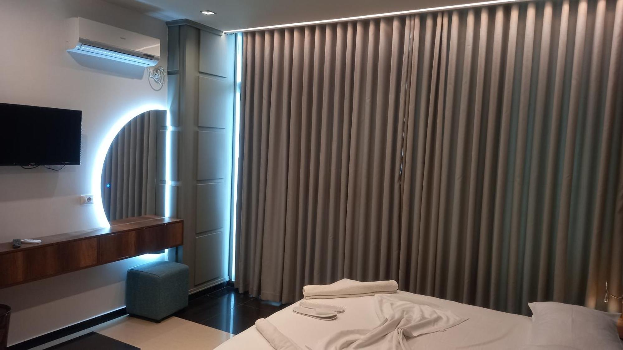 Hotel Aglon Vlorë Екстериор снимка