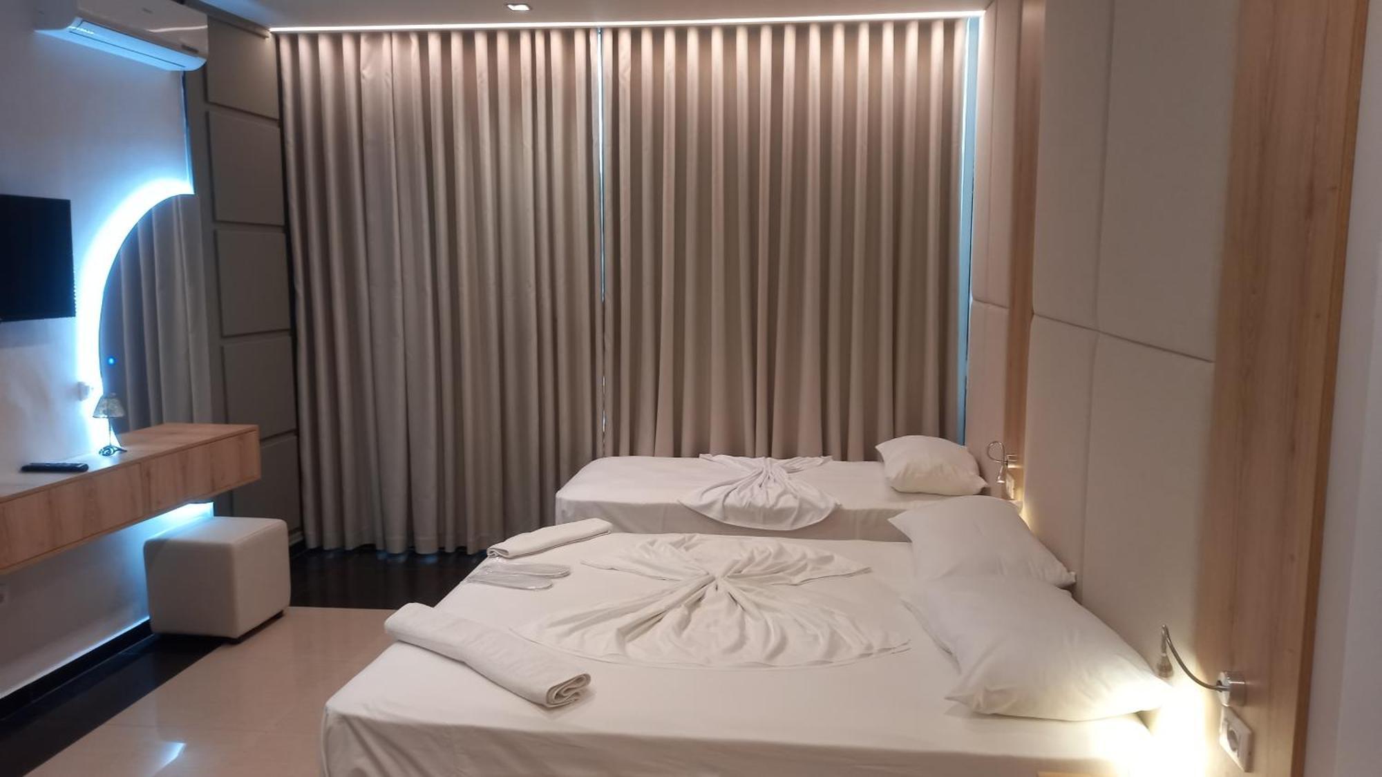 Hotel Aglon Vlorë Екстериор снимка