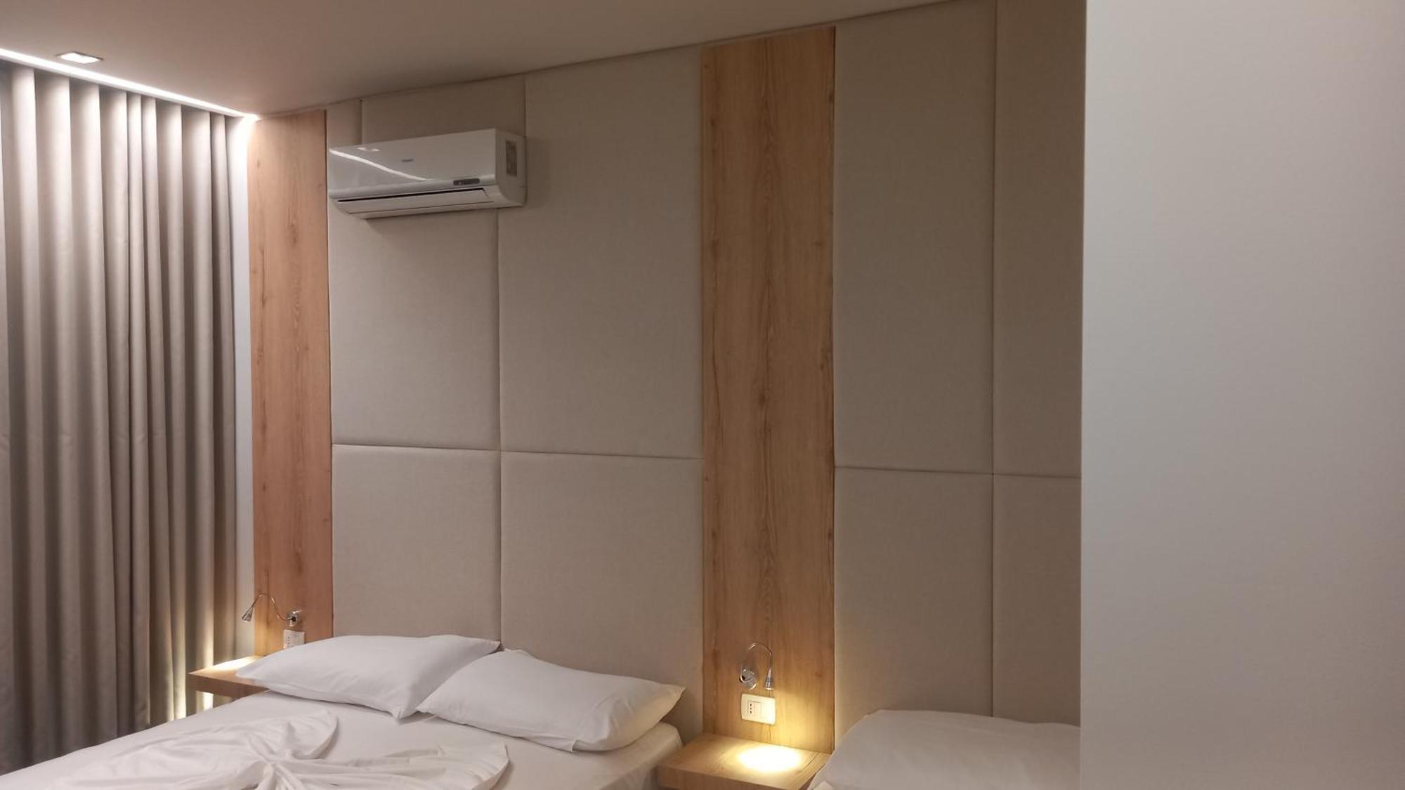 Hotel Aglon Vlorë Екстериор снимка